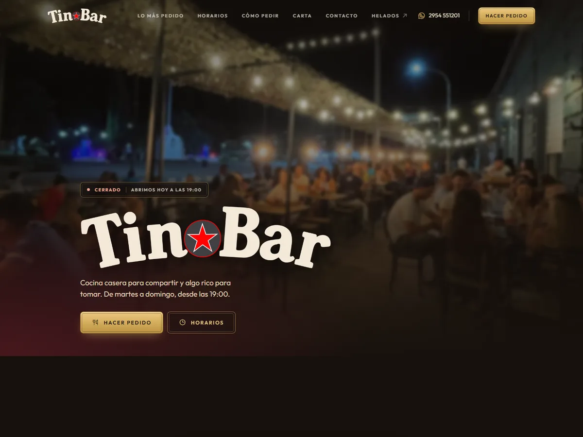 Portada de la web de Tino Bar: foto nocturna del patio con luces, logo y estado «Cerrado · abrimos hoy a las 19:00»